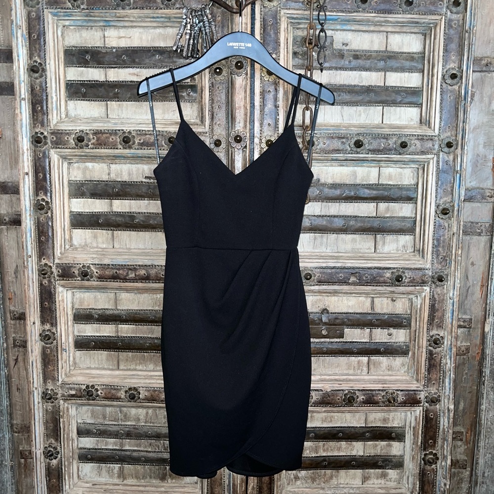 Lulu’s black dress